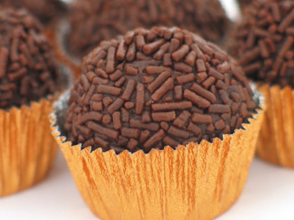 Docinhos de festa enrolados à mão