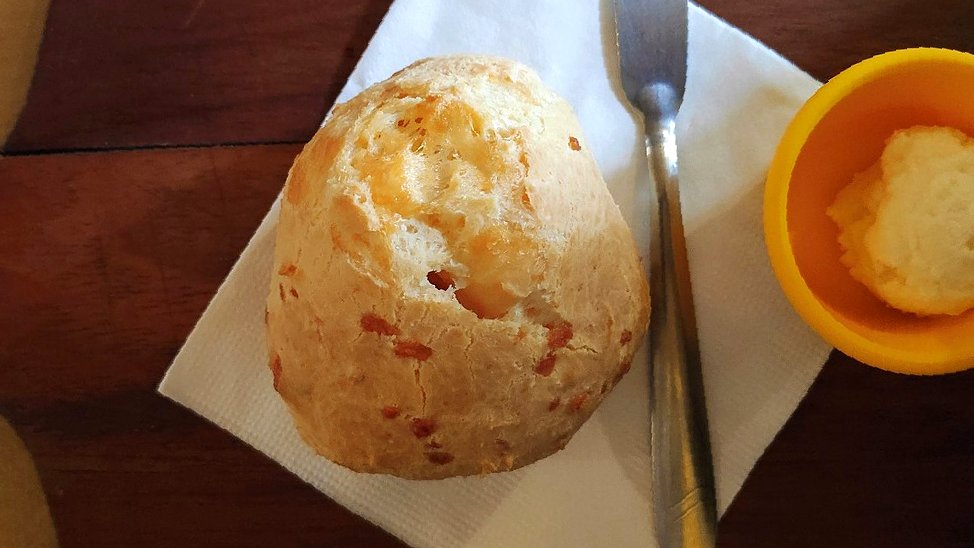 Pães de queijo mineiros dourados
