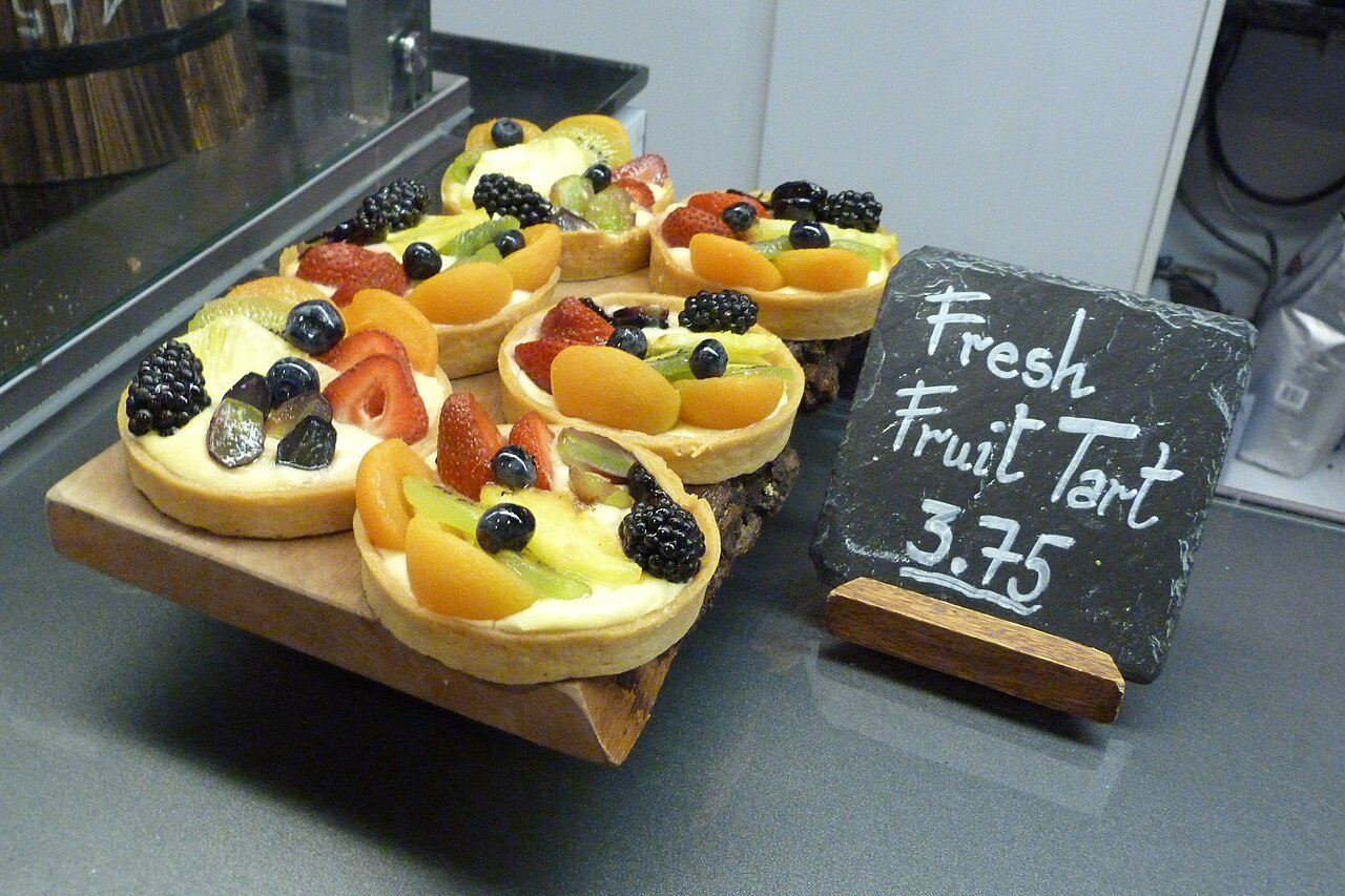 Torta doce coberta com frutas