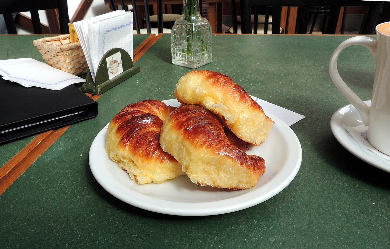 Croissants e folhados dourados